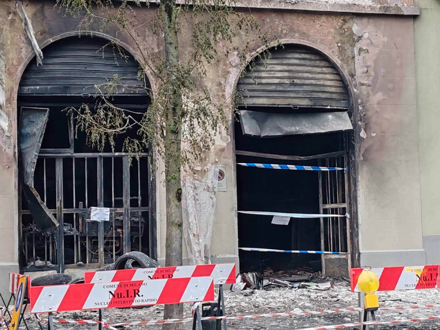 INCENDIO VIA FRA GALGARIO, PROSEGUONO RILIEVI VIGILI FUOCO (FOTO 1)