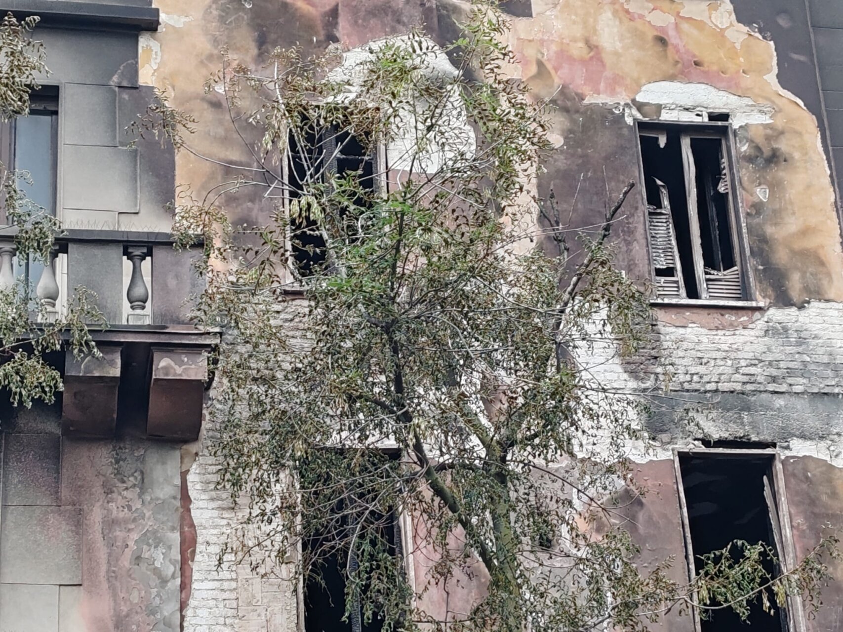 INCENDIO VIA FRA GALGARIO, PROSEGUONO RILIEVI VIGILI FUOCO (FOTO 2)