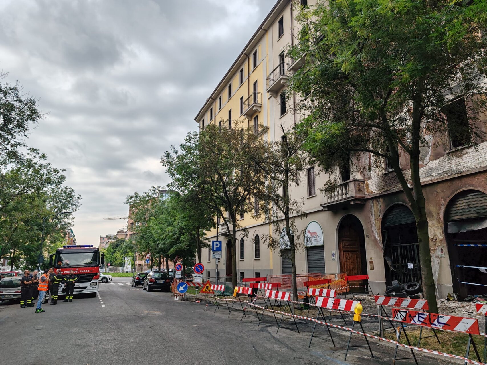 INCENDIO VIA FRA GALGARIO, PROSEGUONO RILIEVI VIGILI FUOCO (FOTO 3)