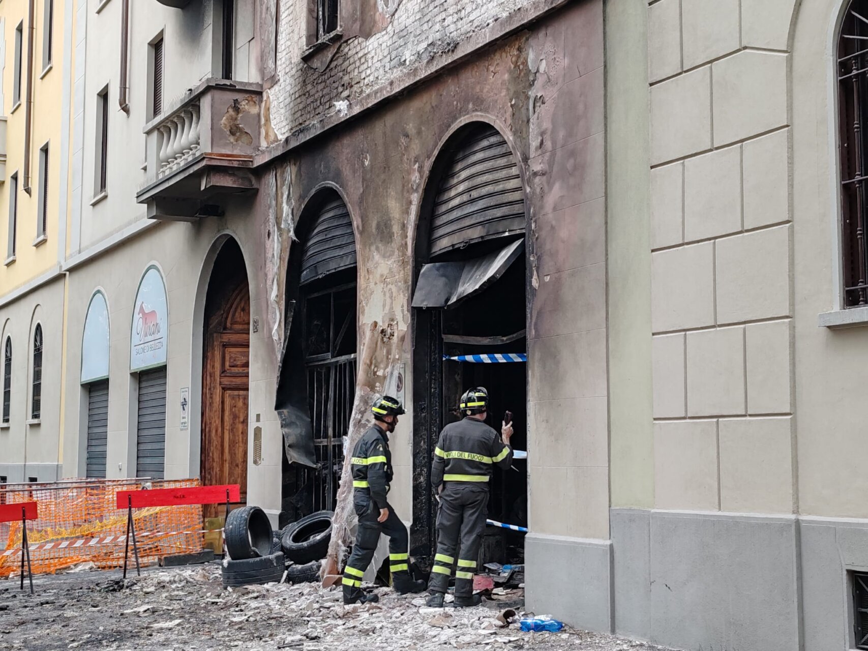 INCENDIO VIA FRA GALGARIO, PROSEGUONO RILIEVI VIGILI FUOCO (FOTO 4)