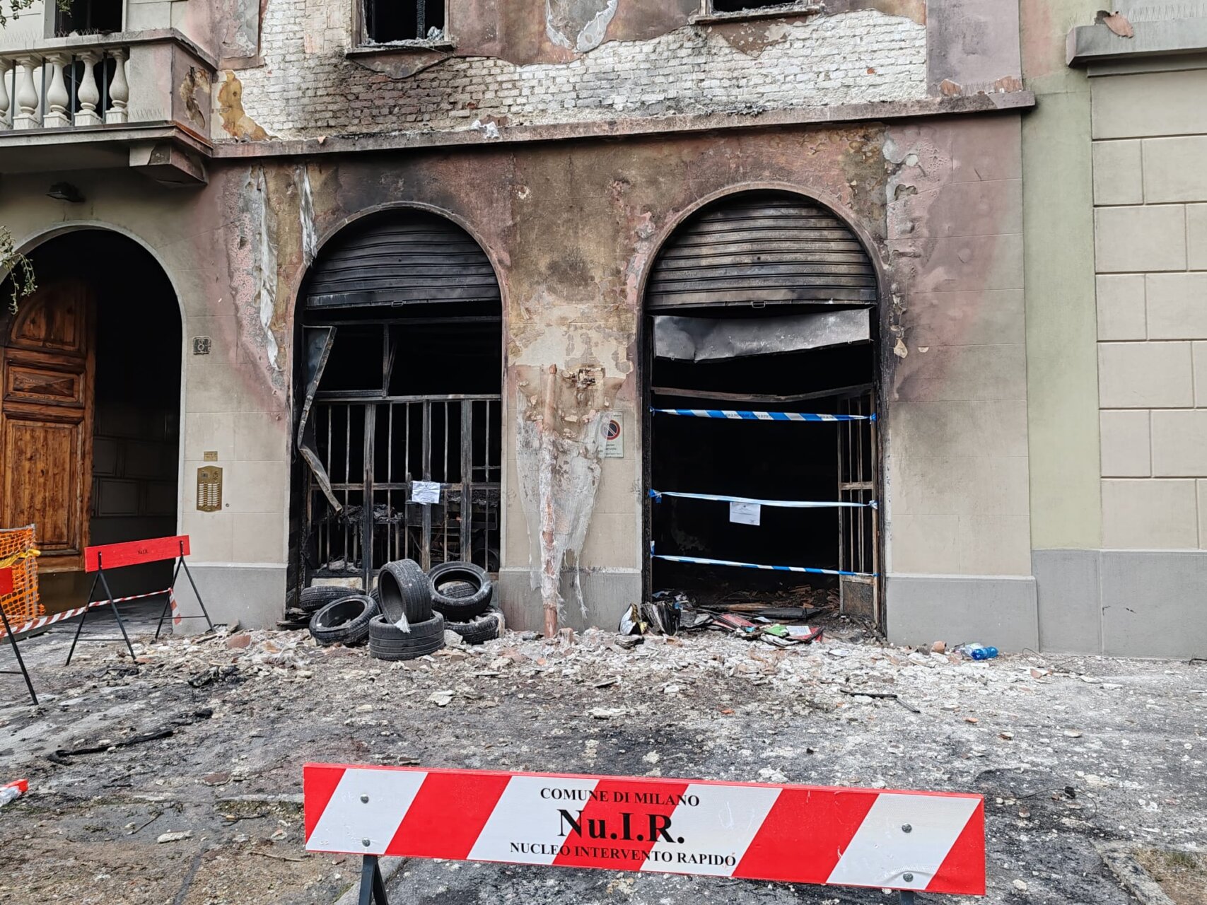 INCENDIO VIA FRA GALGARIO, PROSEGUONO RILIEVI VIGILI FUOCO (FOTO 6)