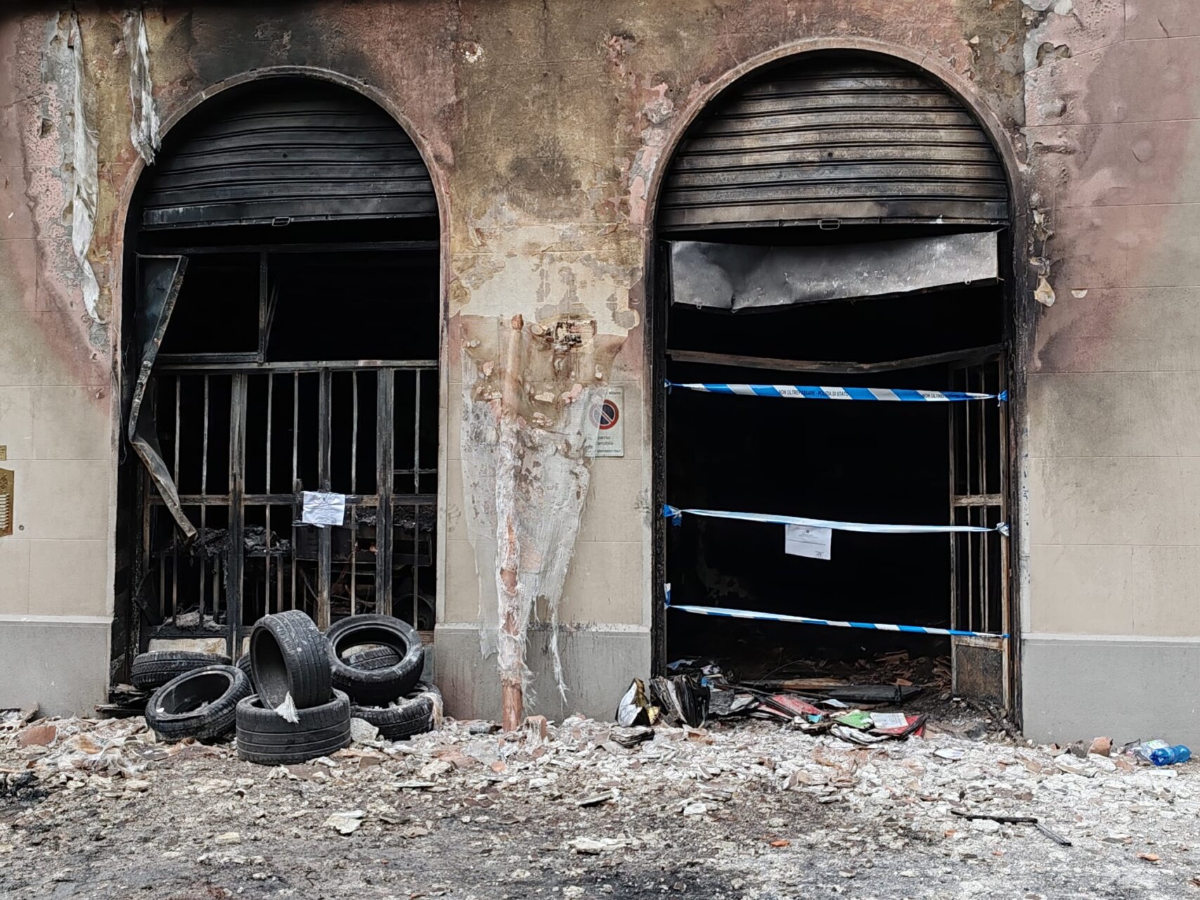 INCENDIO VIA FRA GALGARIO, PROSEGUONO RILIEVI VIGILI FUOCO (FOTO 7)