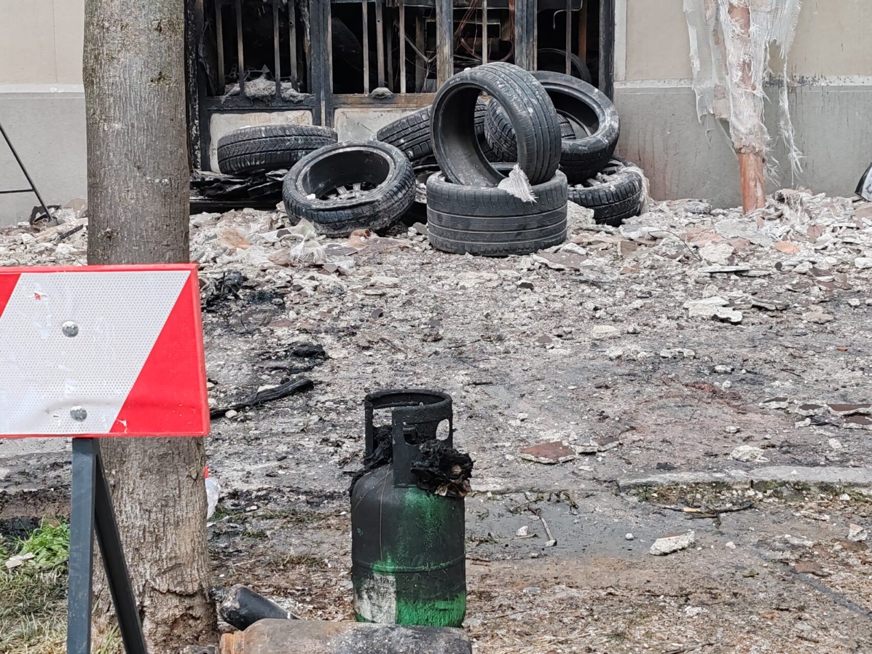 INCENDIO VIA FRA GALGARIO, PROSEGUONO RILIEVI VIGILI FUOCO (FOTO 9)