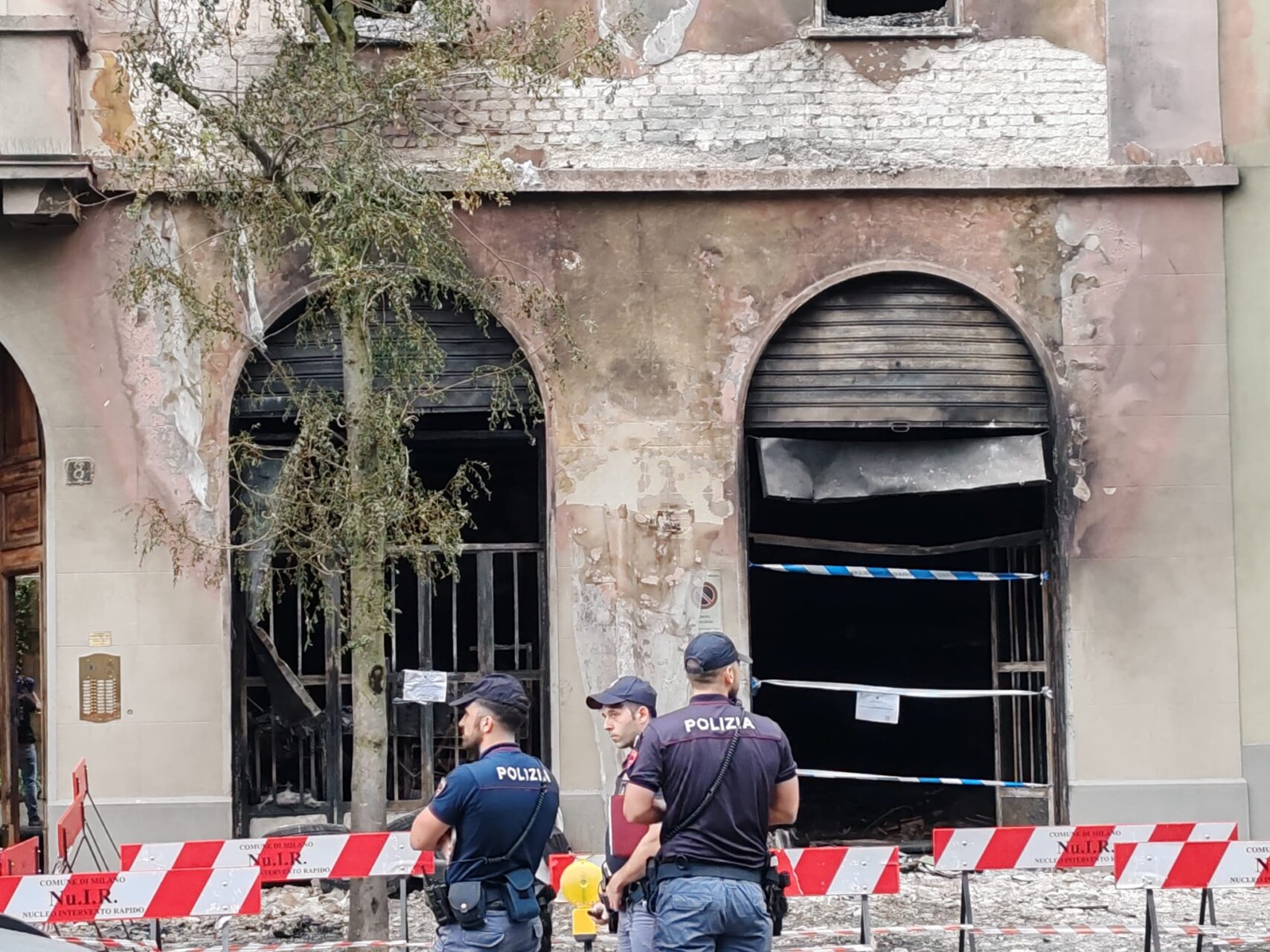 INCENDIO VIA FRA GALGARIO, PROSEGUONO RILIEVI VIGILI FUOCO (FOTO 10)