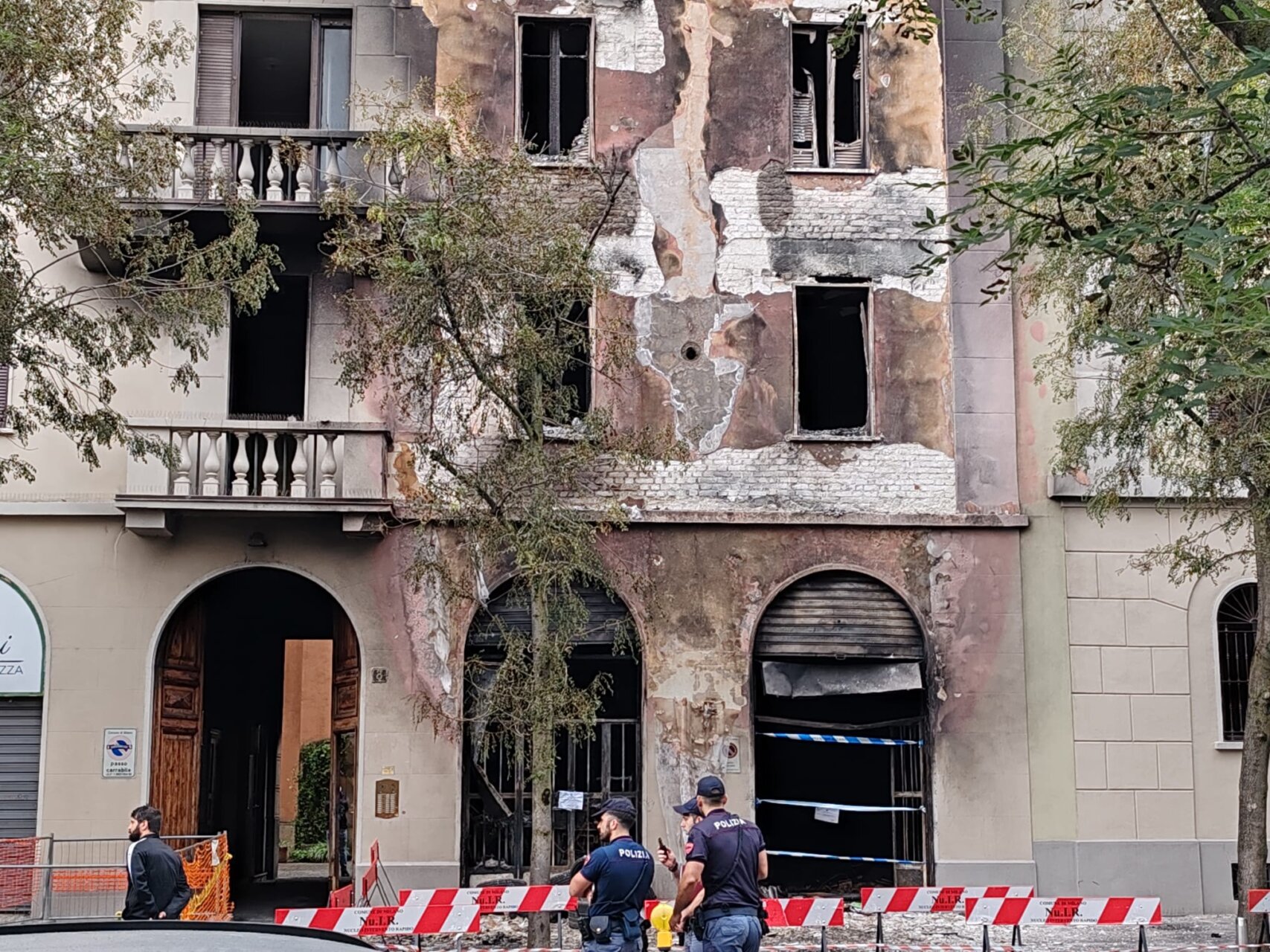 INCENDIO VIA FRA GALGARIO, PROSEGUONO RILIEVI VIGILI FUOCO (FOTO 11)