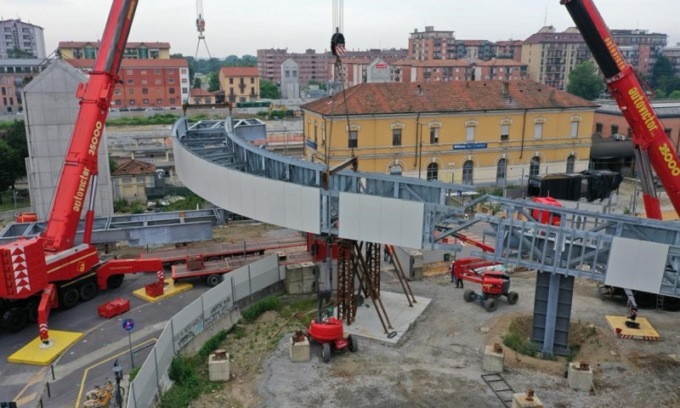 Al via l’installazione della passerella ciclopedonale che collegherà la zona del Lorenteggio alla nuova stazione M4 San Cristoforo