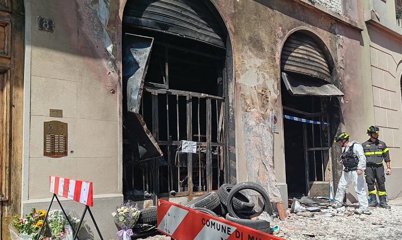 INCENDIO VIA FRA GALGARIO, VIGILI FUOCO ANCORA AL LAVORO SUL POSTO (FOTO 5)