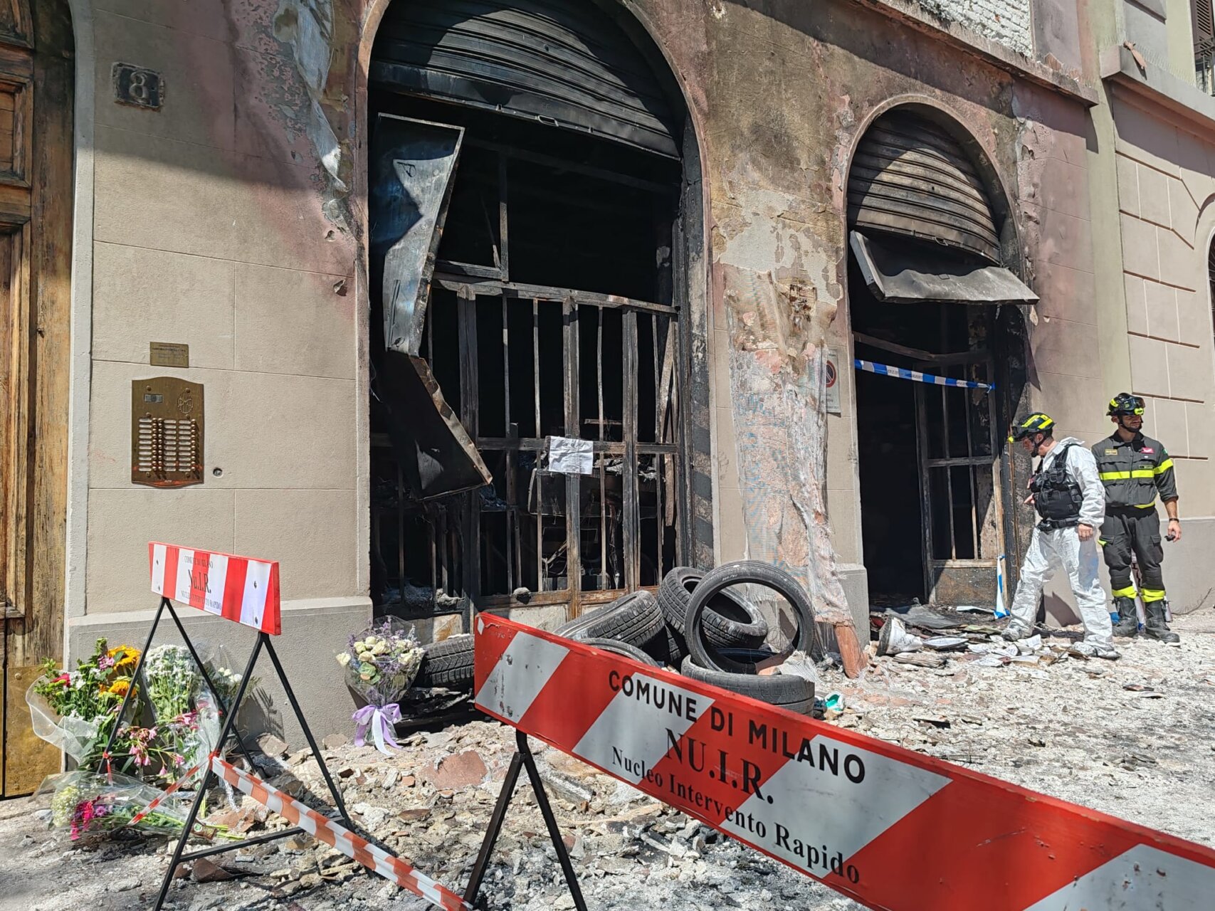 INCENDIO VIA FRA GALGARIO, VIGILI FUOCO ANCORA AL LAVORO SUL POSTO (FOTO 5)