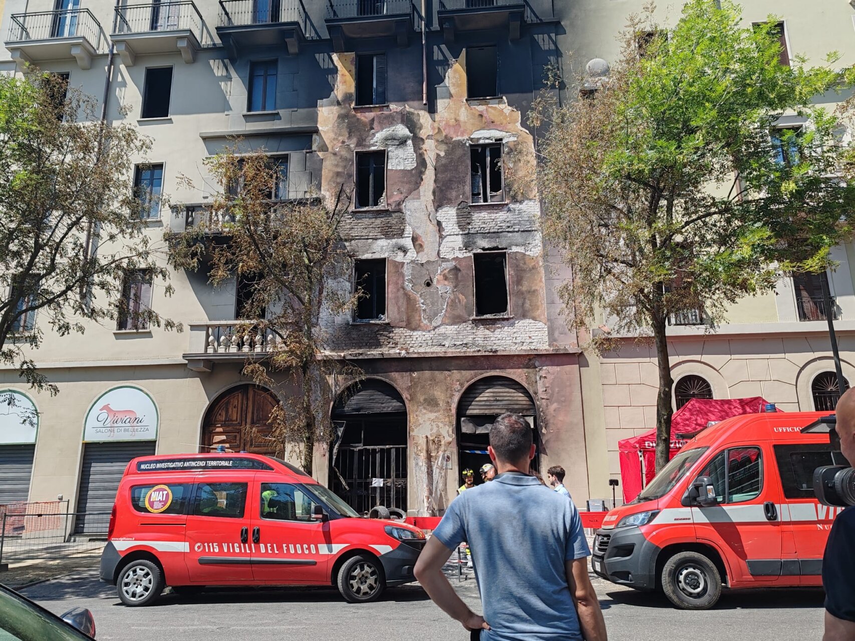 INCENDIO VIA FRA GALGARIO, VIGILI FUOCO ANCORA AL LAVORO SUL POSTO (FOTO 7)