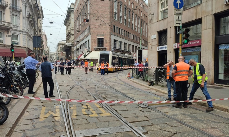 VIA CAPPELLARI, TRAM FINISCE SU SPARTITRAFFICO: LINEE DEVIATE IN CENTRO (FOTO 2)