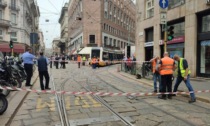 Incidente del tram 15 in centro a Milano che finisce sullo spartitraffico: caos per le linee deviate