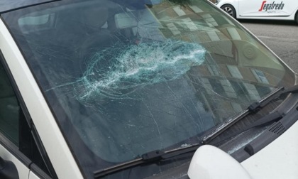 Vandali distruggono vetri delle auto: "Rilievi e accertamenti dalle telecamere in corso"