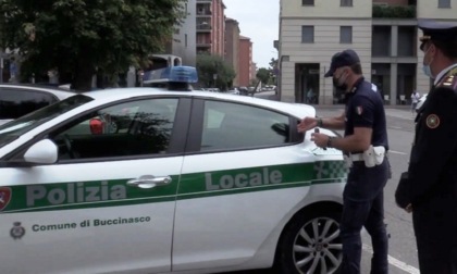 Pregiudicato sessantenne fugge su un’auto rubata con droga e coltelli: fermato dopo l'inseguimento dalla Polizia locale di Buccinasco