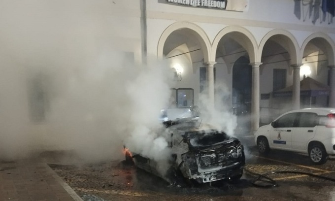 Appicca il fuoco che divora completamente un’auto della Polizia Locale: preso il piromane