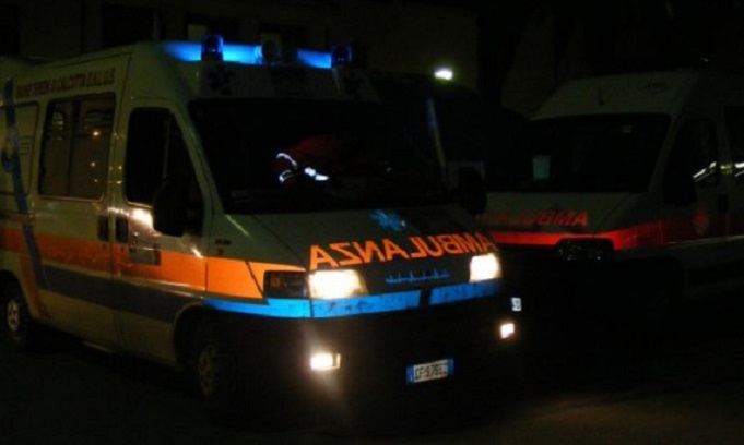 Pugni e calci alla moglie, al figlio e aggredisce anche il soccorritore del 118: 42enne in manette