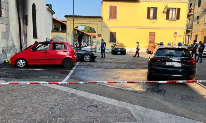 Intervengono per un’auto in fiamme, ma trovano un cadavere legato con catena di fianco al mezzo