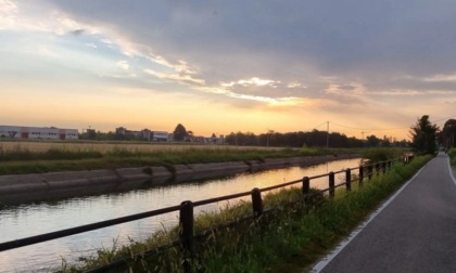 18enne cade nelle acque del Naviglio e rischia di affogare: la salva un poliziotto fuori servizio