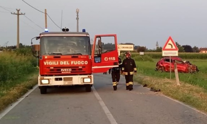 Tragico incidente stradale nella notte sulla strada provinciale: perdono la vita due giovani