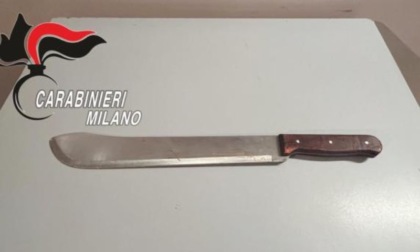 Prende un connazionale a colpi di machete durante una lite: arrestati entrambi