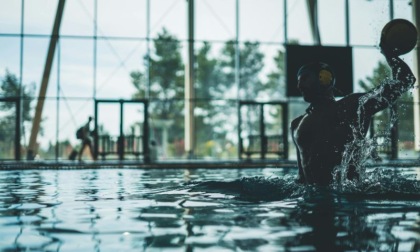 Perdono l'incontro di pallanuoto: allenatore schiaffeggia la mamma di un atleta