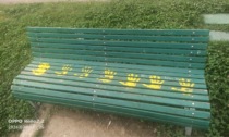 Armati di vernice gialla imbrattano i monumenti di Parco Pertini: costretti a ripulire