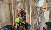 Turista 59enne si sente male per il troppo caldo sulle terrazze del Duomo: soccorsa dai vigili del fuoco