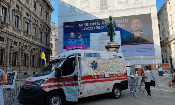 Nel centro di Milano è esposta un’ambulanza ucraina mitragliata dai colpi russi