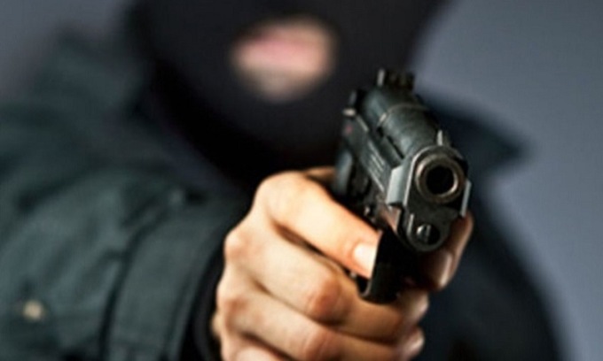 Rapina in uno studio medico: dottoressa e paziente minacciate con una pistola