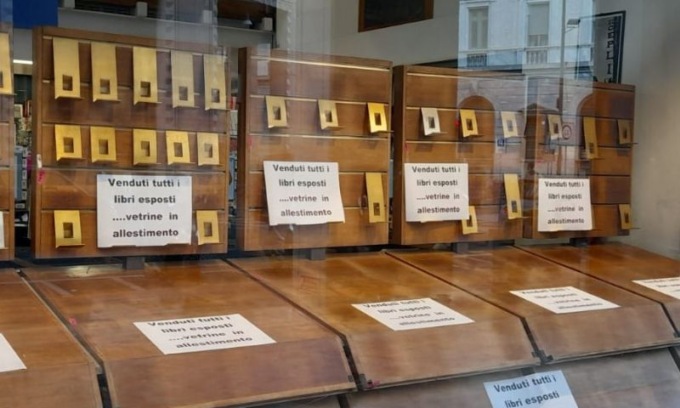 “Mi dia tutti i libri esposti”: cliente spende 10mila euro alla libreria Hoepli di Milano