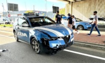 Inseguito dalla polizia dopo lo scippo abbatte un segnale e provoca un incidente