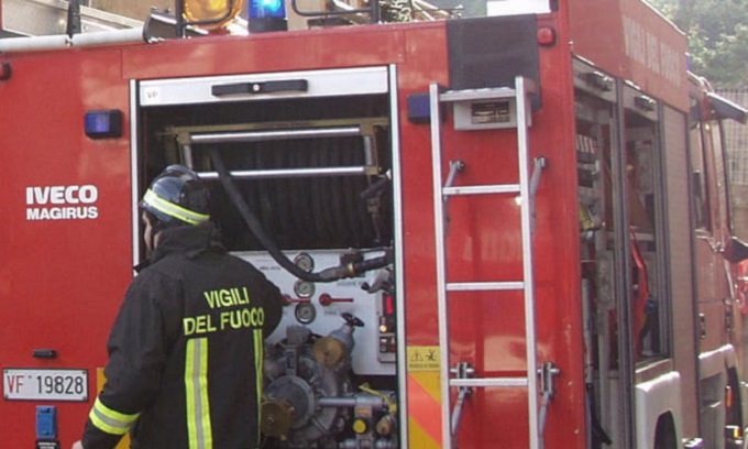 Incendio all’alba a Milano in un edificio abbandonato occupato da persone senzatetto