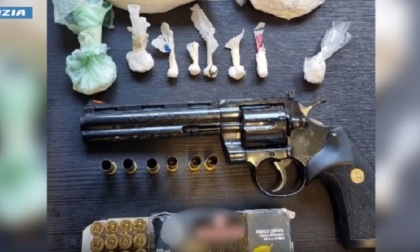 Nasconde oltre un chilo di droga, una pistola rubata e 10mila euro: arrestato 52enne