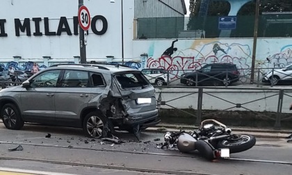 Moto si schianta contro auto parcheggiata: muore un uomo di 48 anni