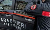 Tre candelotti sul marciapiede collegati a una ricetrasmittente: l'allarme bomba (falso) a Milano