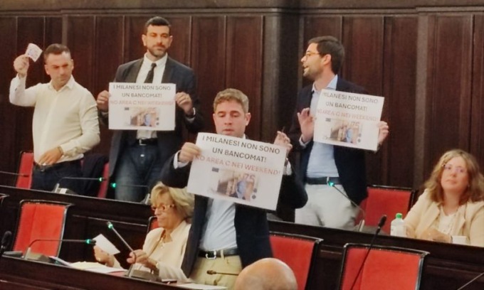 “I milanesi non sono un bancomat”: protesta in Consiglio comunale contro il pagamento dell’area C nel weekend