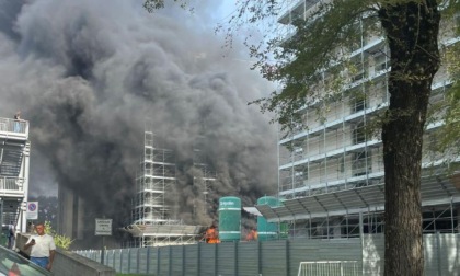 Vasto incendio in un cantiere edile: 5 squadre dei Vigili del Fuoco sul posto