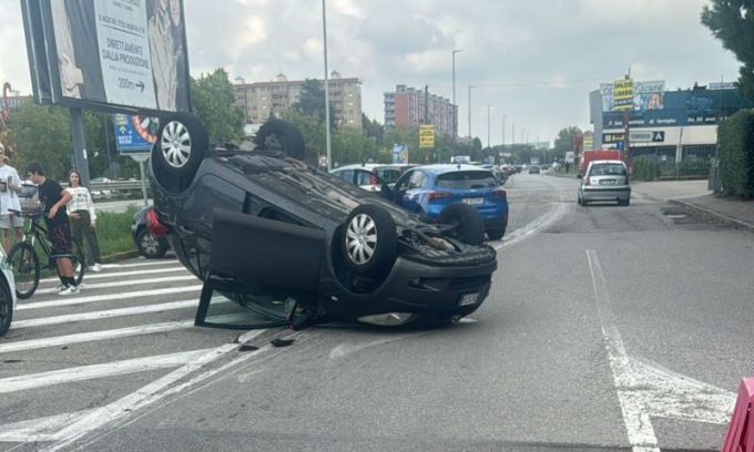 Urta e fa ribaltare un’auto e poi scappa: rintracciato