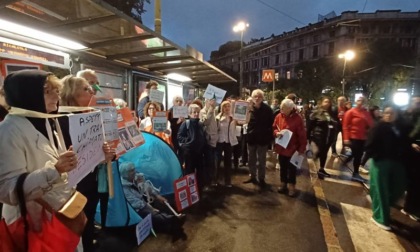 A Milano è iniziata la "Fake Week" contro la "Green Week" del Comune