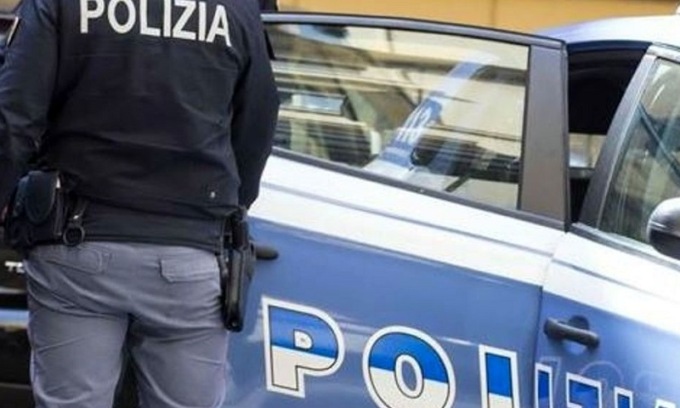 Derubano un anziano all’uscita del supermercato: fermata la banda