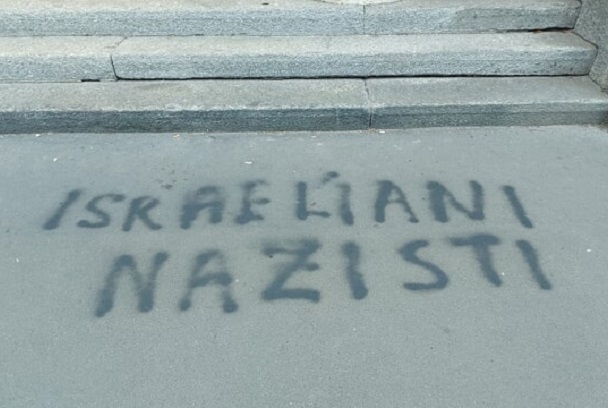 Davanti ad una scuola primaria in zona Bicocca appaiono scritte contro Israele