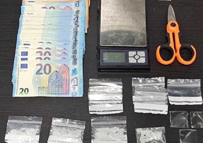 Pusher 46enne spaccia Shaboo in monopattino: arrestato a Milano
