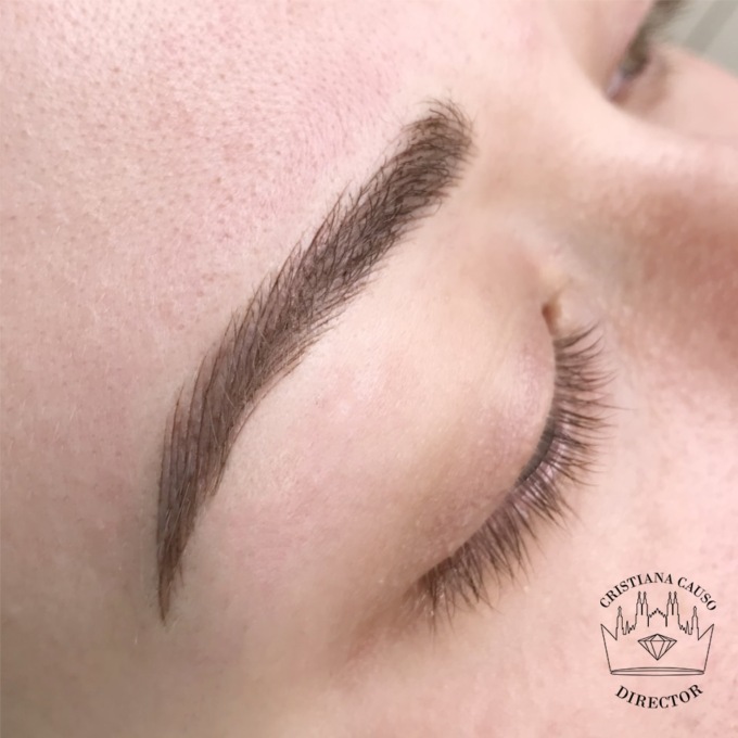 Il microblading per trucco permanente pelo pelo