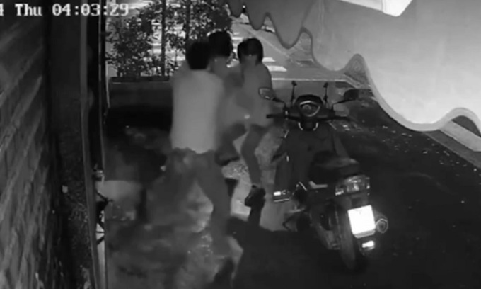 Il complice del ladro ucciso nel bar di Milano è stato identificato: il video dell’aggressione