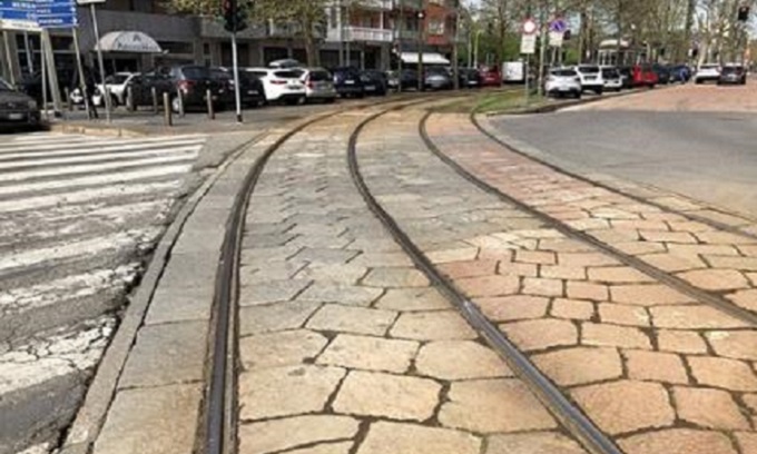 Il pavè si stacca e colpisce una vettura di passaggio ma la multa è per l’autista: “non ha evitato l’ostacolo”