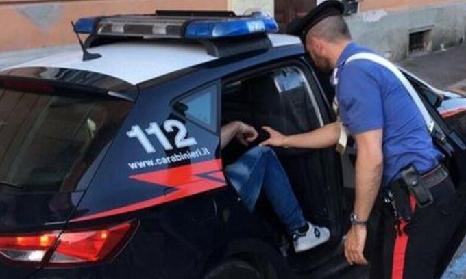 Appena scarcerato comincia a ricattare il figlio dell’uomo che lo aveva mandato in cella e gli estorce 50mila euro
