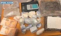 In casa oltre 4 chili di droga e nel materasso 15­mi­la euro in contanti: tre pusher arrestati