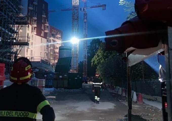 Basiglio: gli operai sospendono la protesta e scendono dalla gru