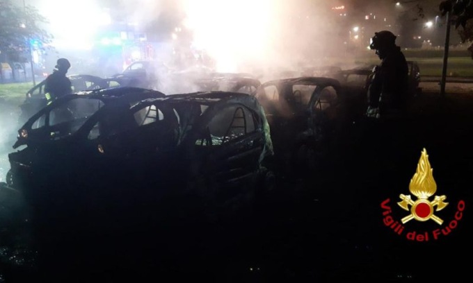 23 auto Enjoy e un furgone in fiamme per l’incendio scoppiato a Milanofiori