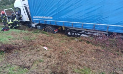 Incidente ad Abbiategrasso, un tir si è scontrato con un bus di linea ed ha finito la sua corsa in un campo