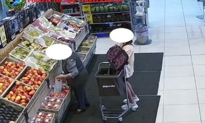 Ruba il portafoglio a un’anziana mentre fa la spesa: ladra beccata dalla polizia locale